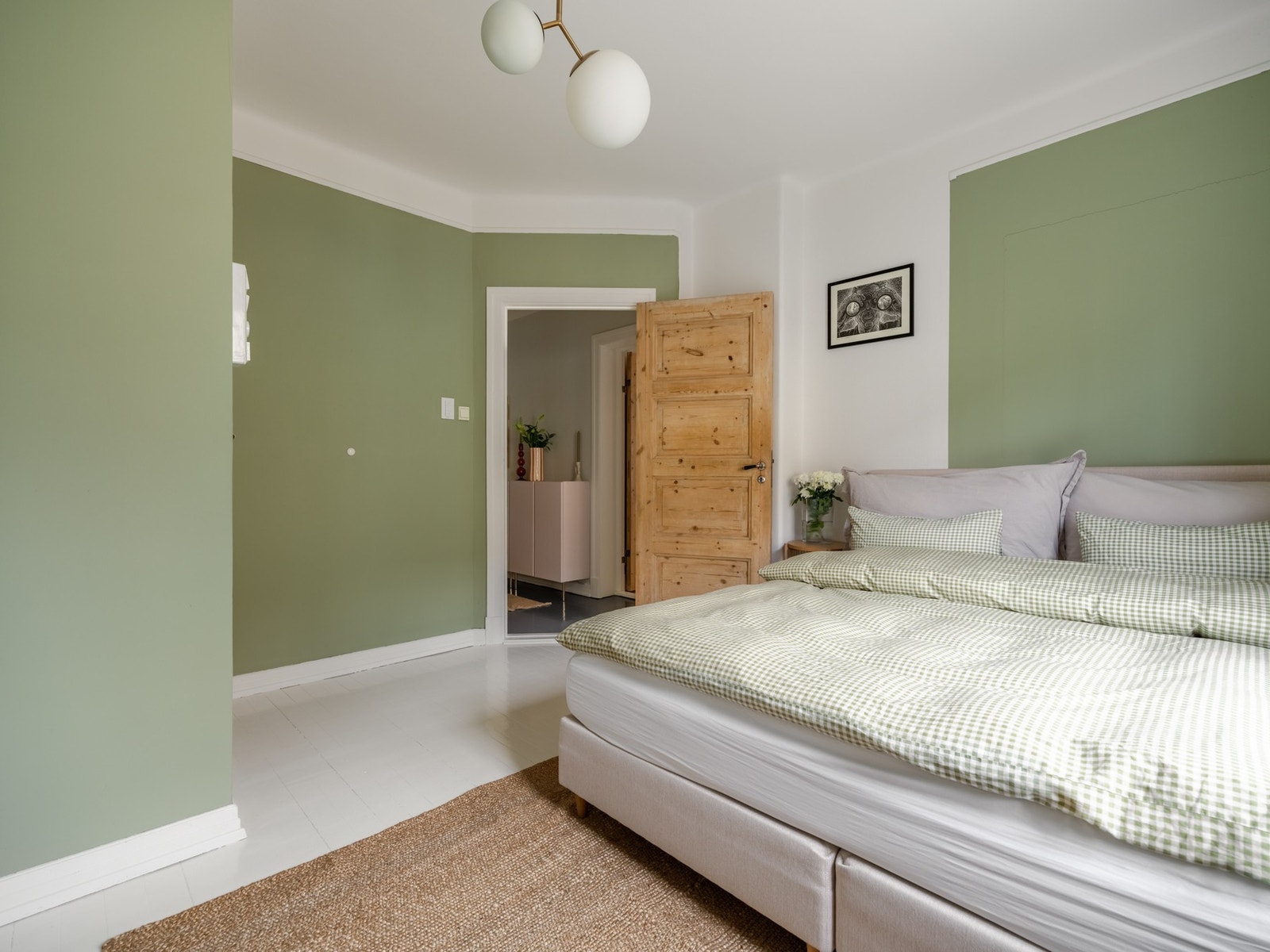 Soverommet er målt til 14 kvm. og er malt i nydelig grønnfarge. Galleribilde