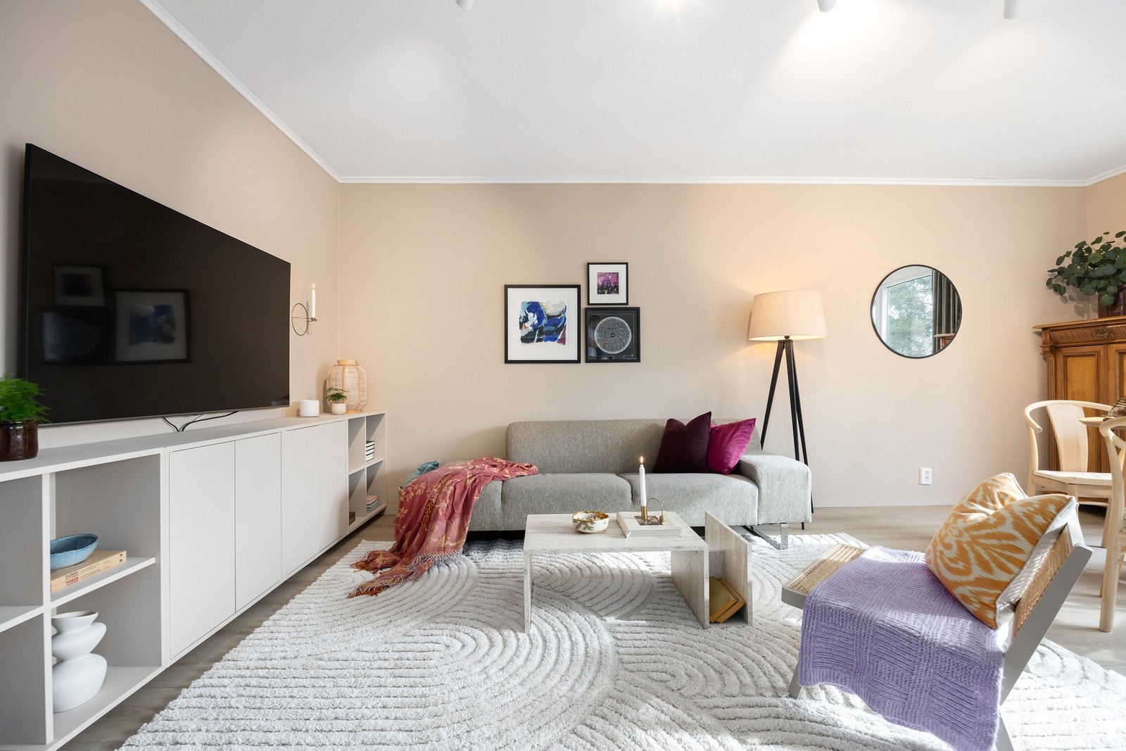 Stuen er romslig med plass til både sofagruppe og TV. Galleribilde
