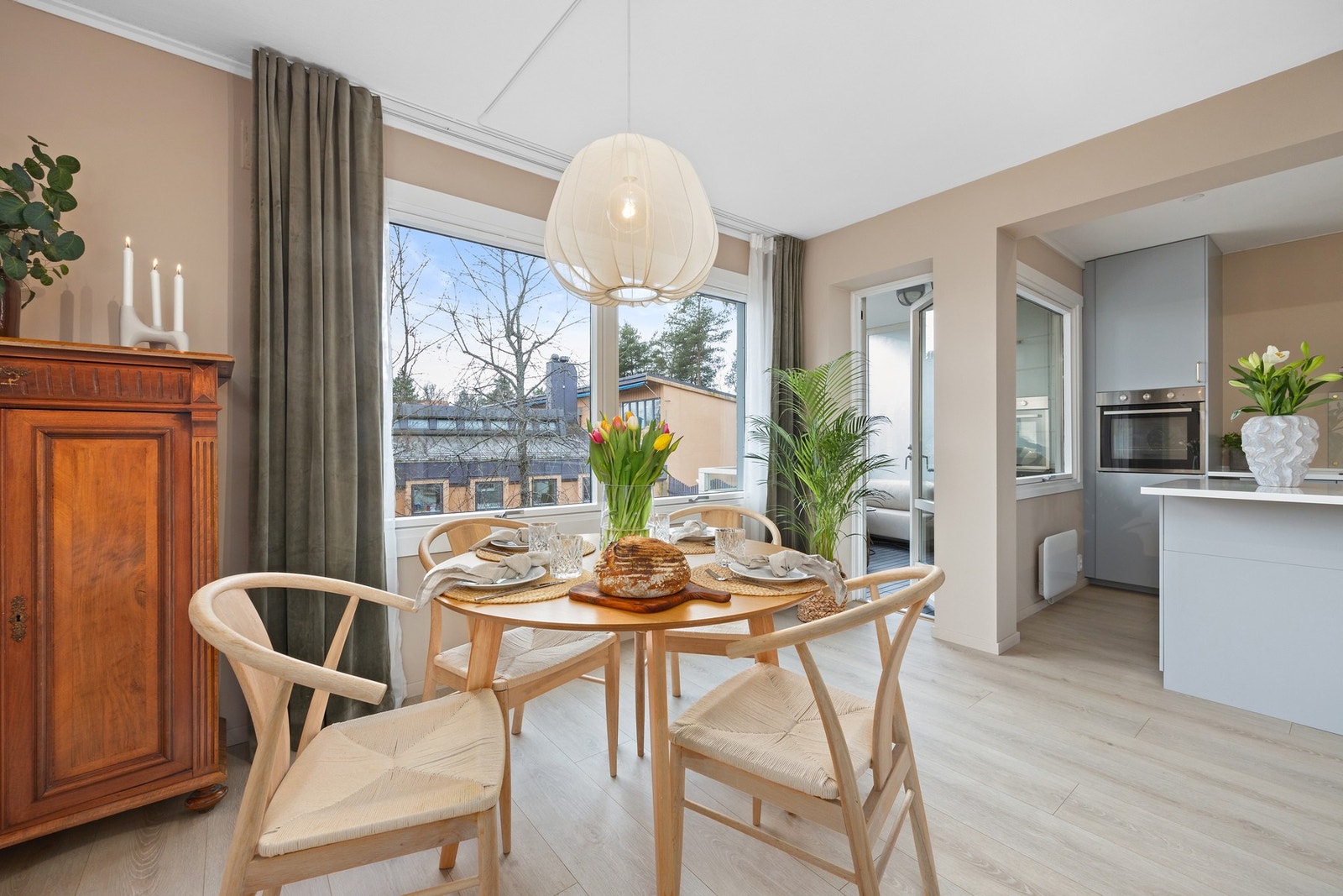 I stuen er det også plass til ønsket spisebordsinnredning. Galleribilde