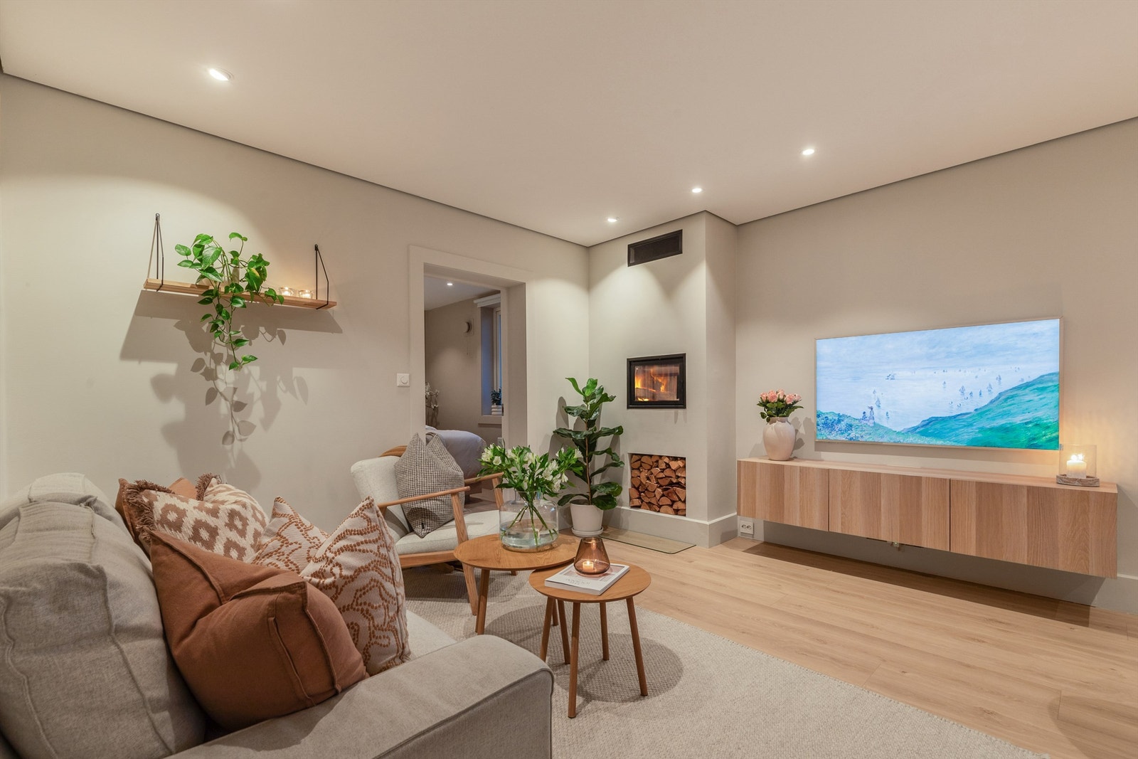 Her er det god plass til å møblere med sofagruppe og tilhørende tv seksjon. Galleribilde