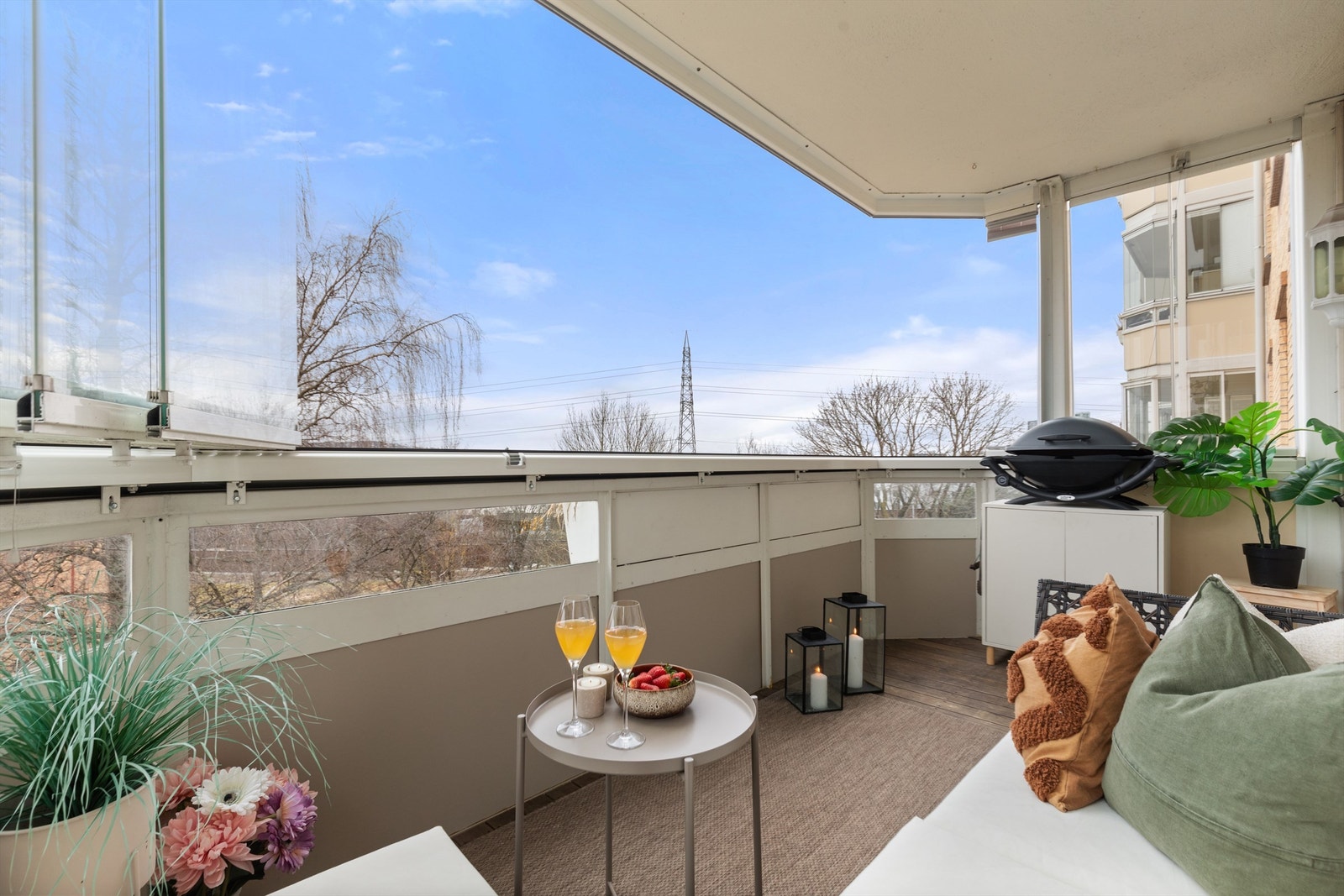 Balkongen er innglasset og fungerer som en forlengselse av stuen og gir den bruksverdi store deler av året. God plass til møblering av både sittegruppe og grill. Galleribilde