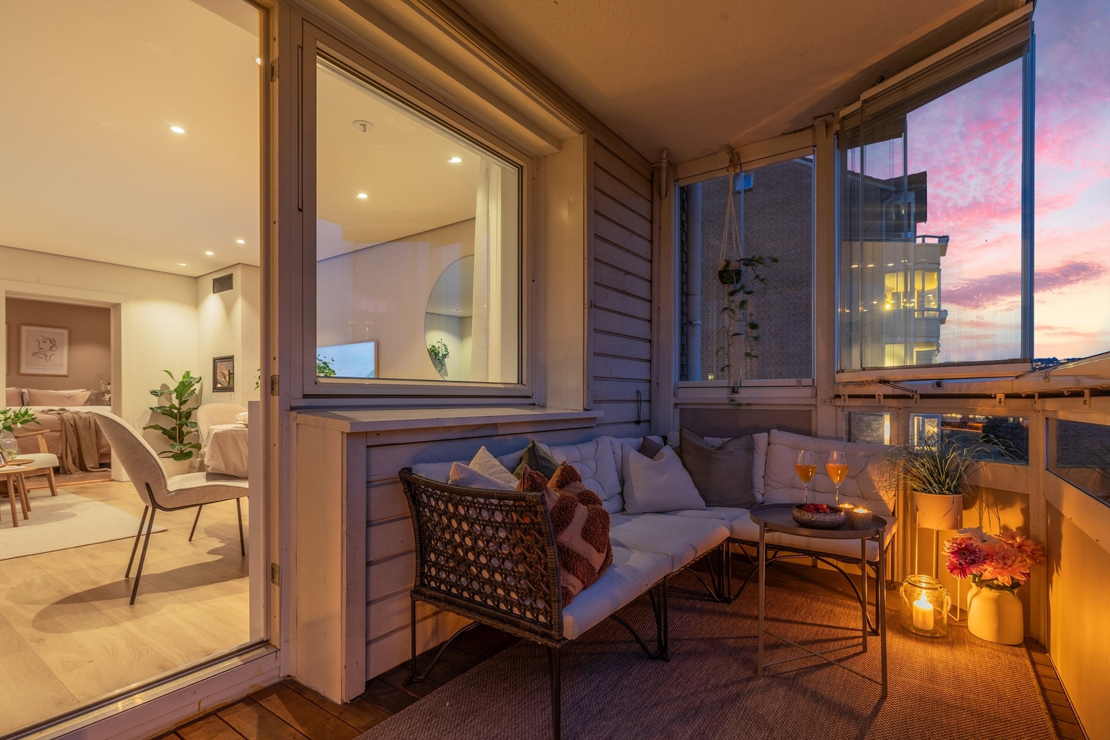 Herlig, sydvendt balkong på 7 kvm med hyggelig utsyn mot borettslagets pent opparbeidede grøntområder. Galleribilde