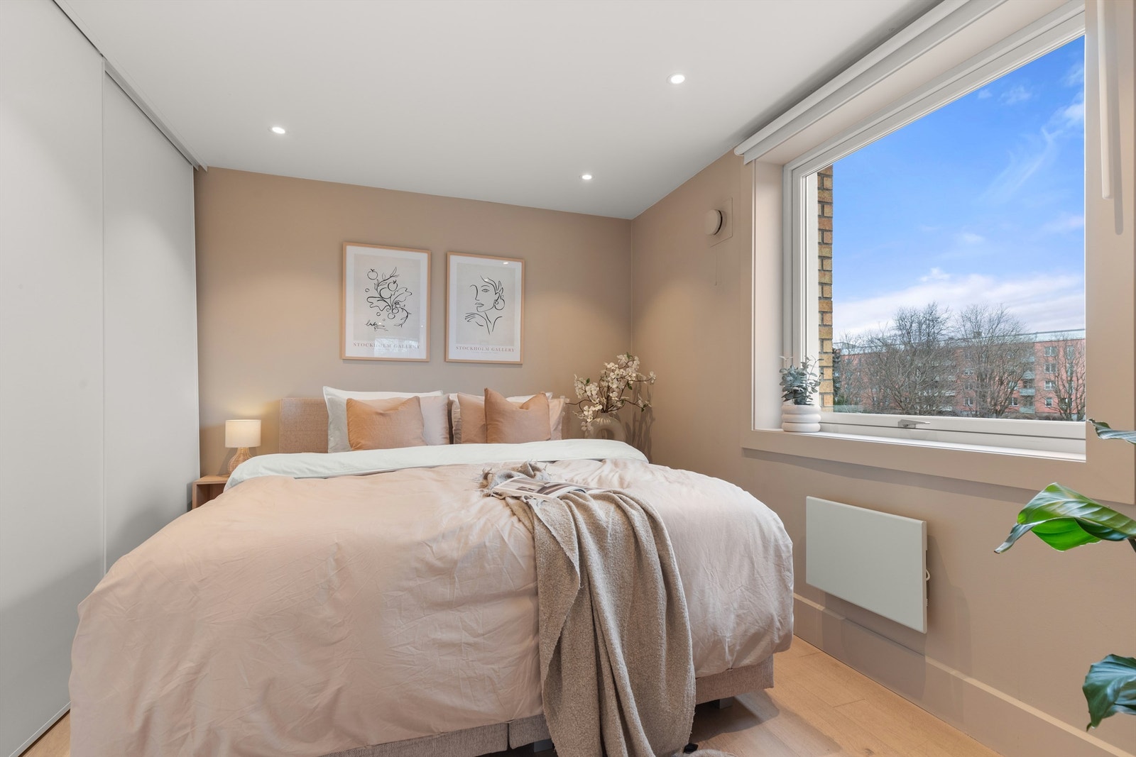 Lunt og romslig hovedsoverom med god plass til dobbeltseng og tilhørende nattbord. Galleribilde