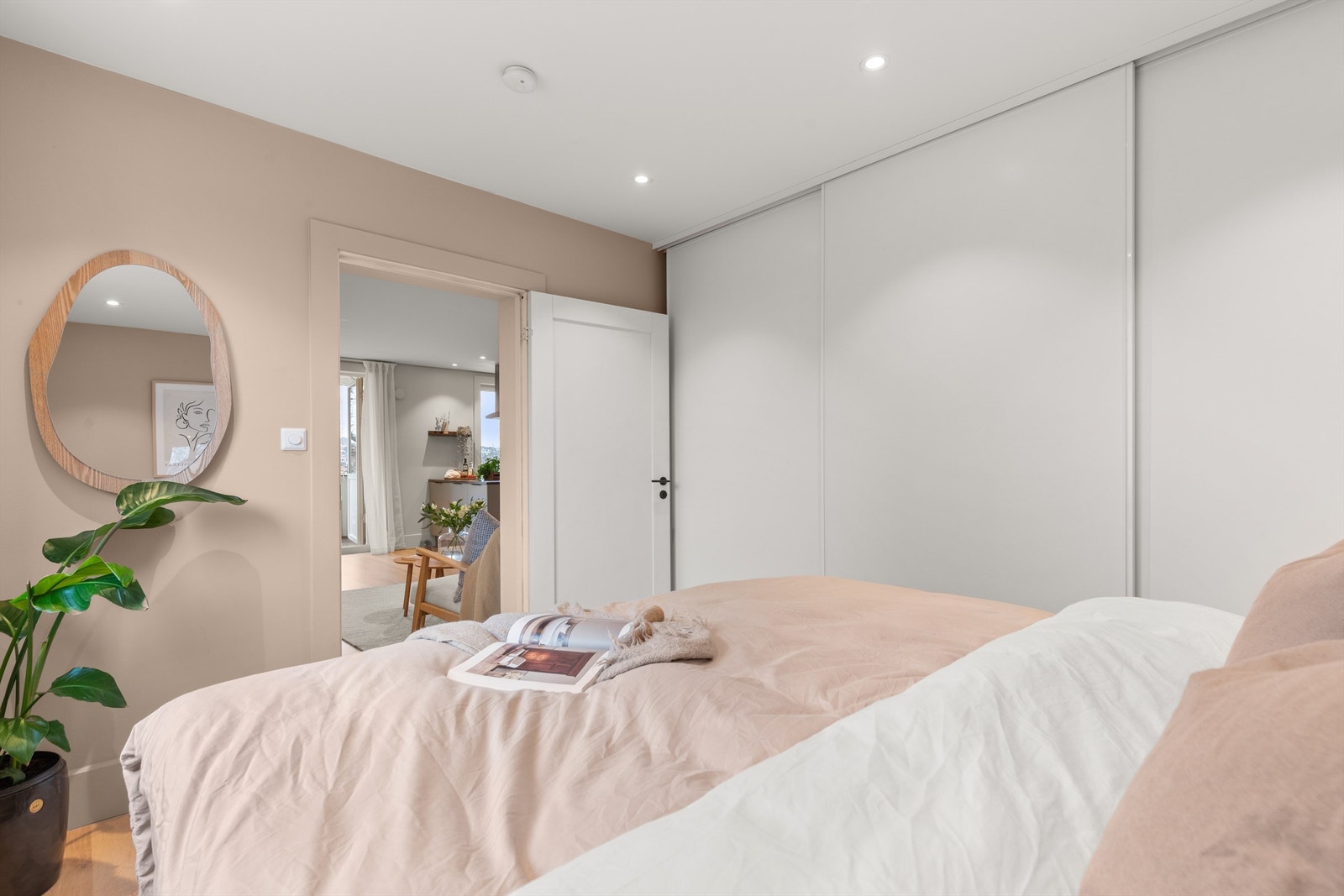 God lagring i medfølgende skyvedørsgarderobe. Galleribilde