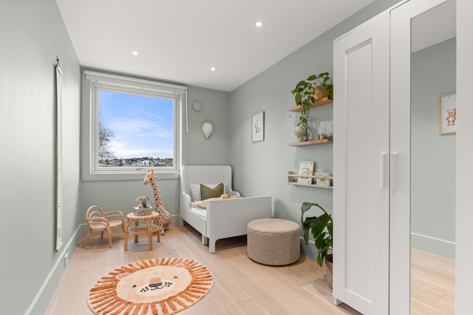 Soverom I og II ligger skjermet fra leilighetens store oppholdsrom og har adkomst fra entrè/gang. Galleribilde