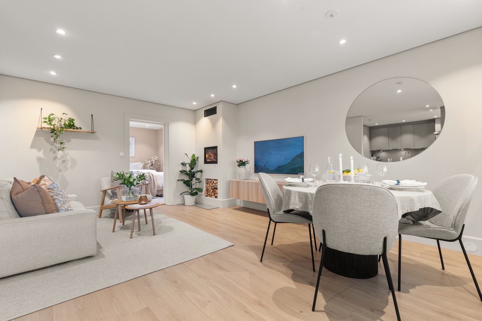 Stuens utforming og størrelse gir den gode møbleringsmuligheter. Galleribilde