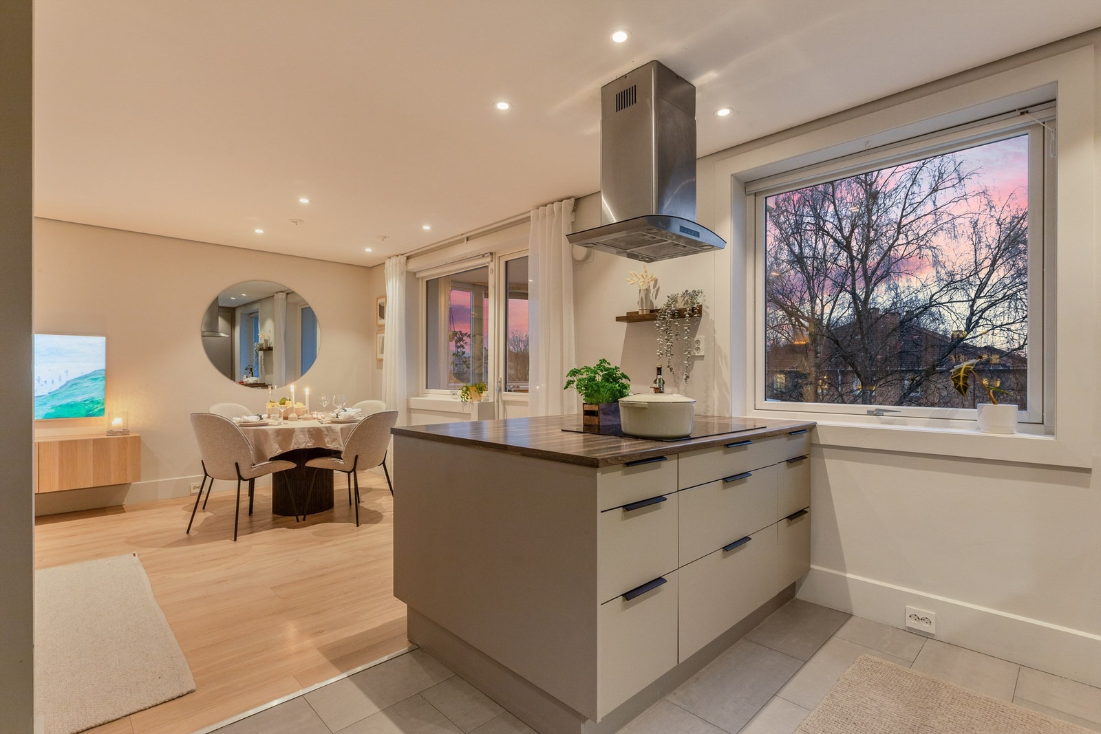 Kjøkkenøyen er en naturlig forlengelse av kjøkkenet og gir en sosial og åpen løsning. På kjøkkenøyen kan man nye frokost og mindre måltid, bake og kokkelere eller holde gjestene med selskap! Galleribilde