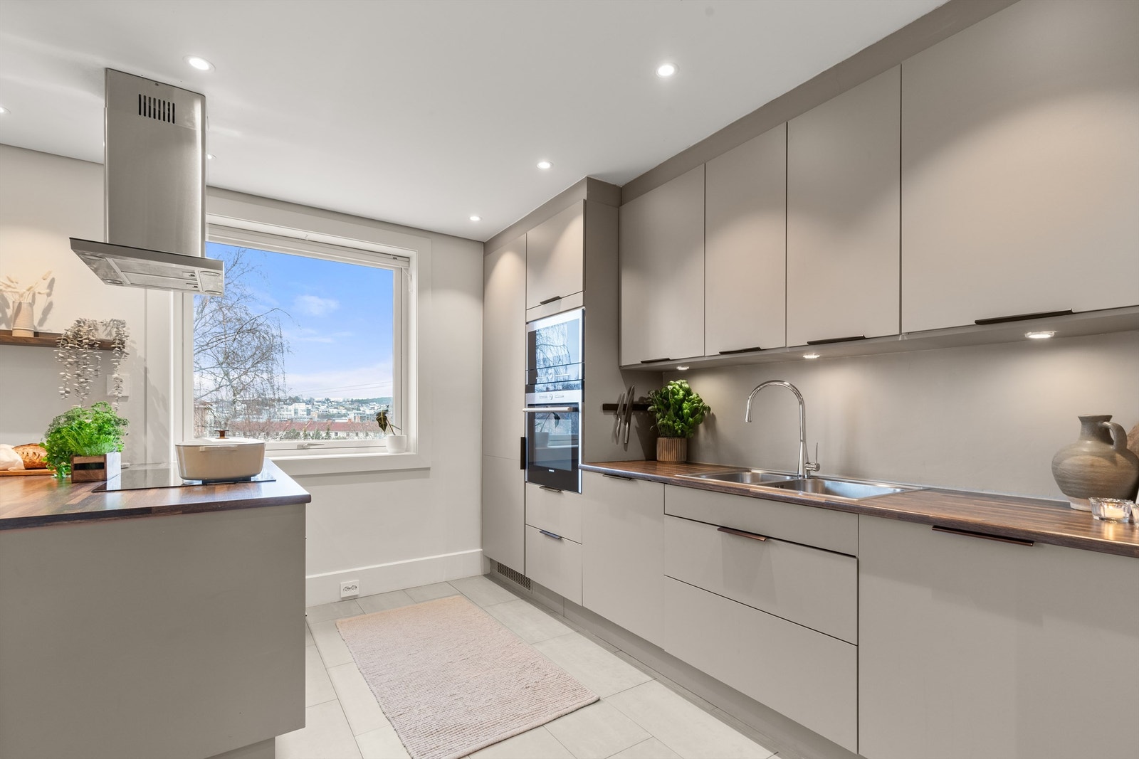 God lagringsplass i skaper og skuffer samt god benkeplass. Nåværende eier skiftet fronter i 2022. Galleribilde