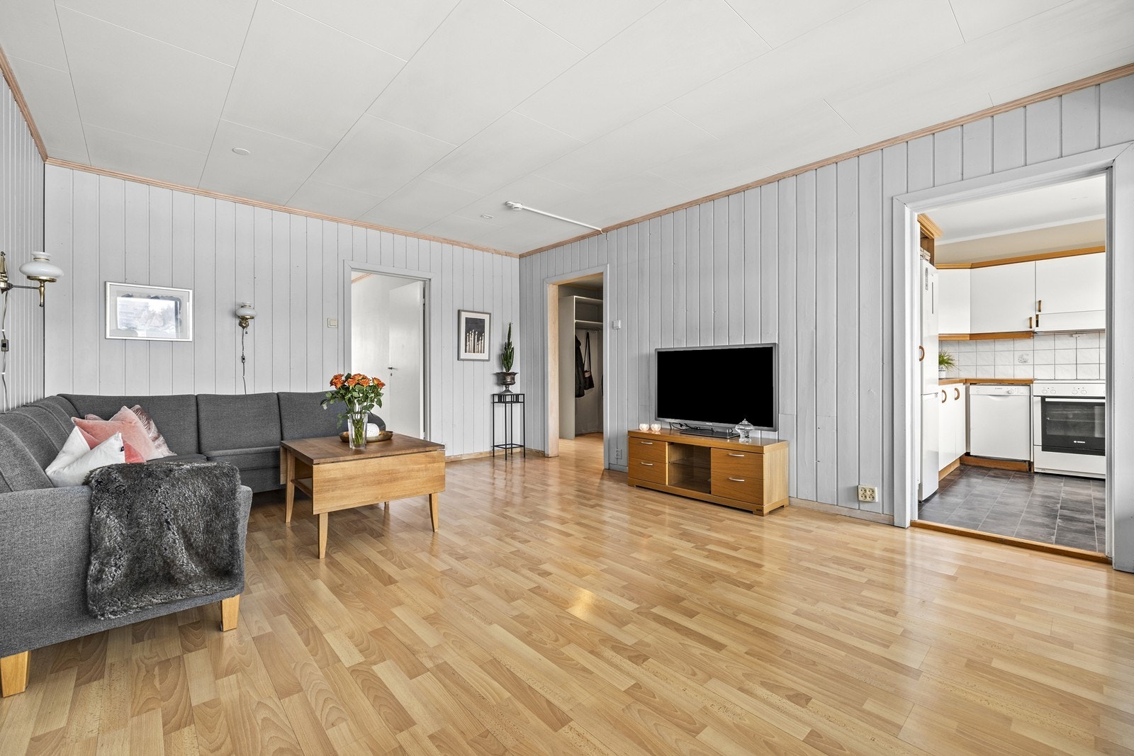 Inngang til kjøkkenet fra stuen. Galleribilde