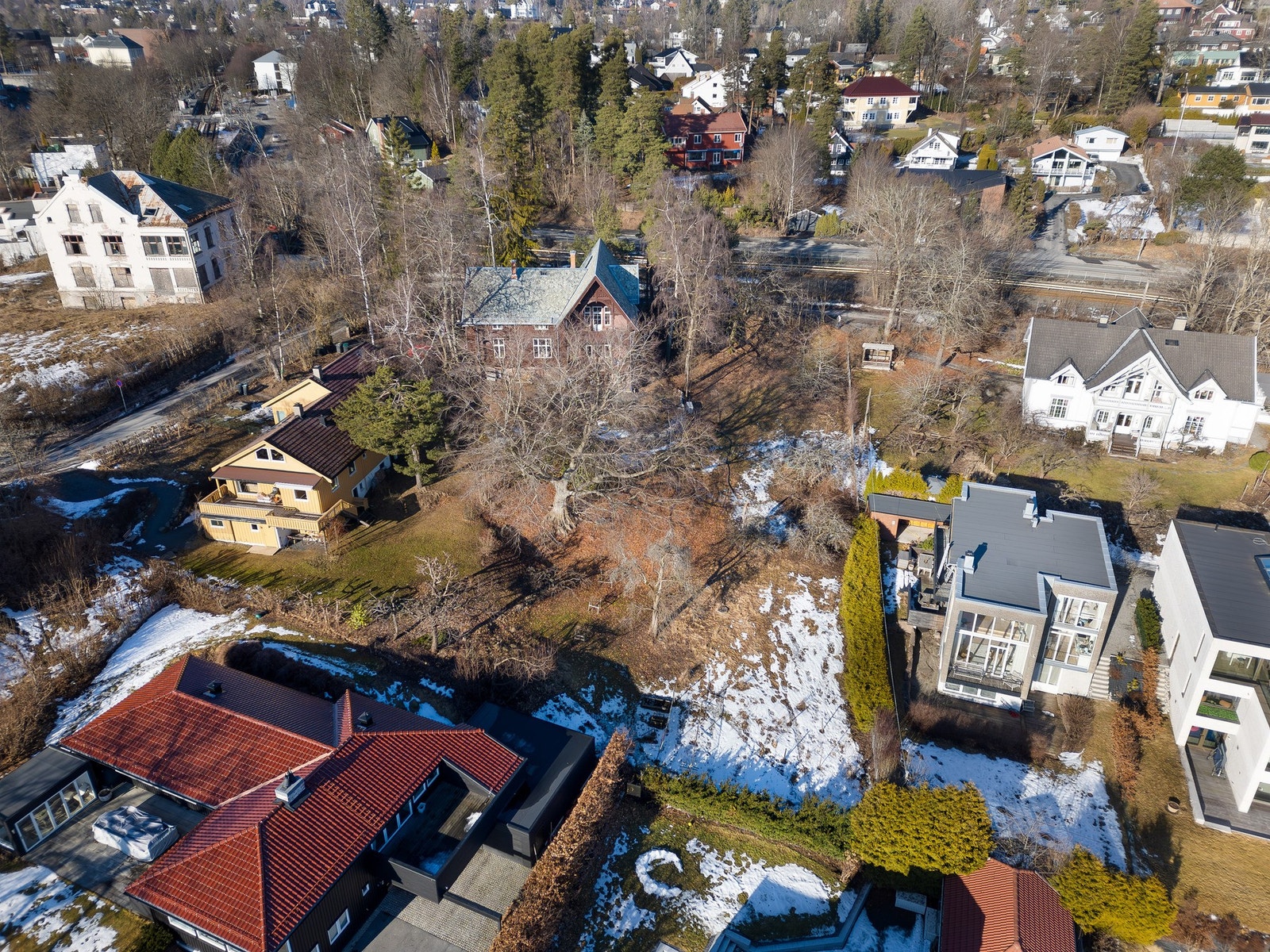Ubebygd eiet tomt på hele 1232,4 m². Illustrasjon av tomtestørrelse. Galleribilde