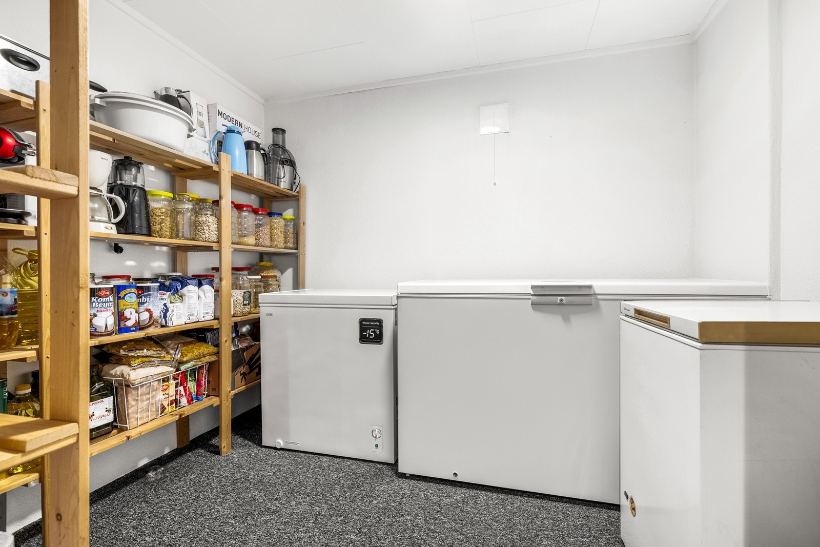 Matbod i kjelleren. Galleribilde