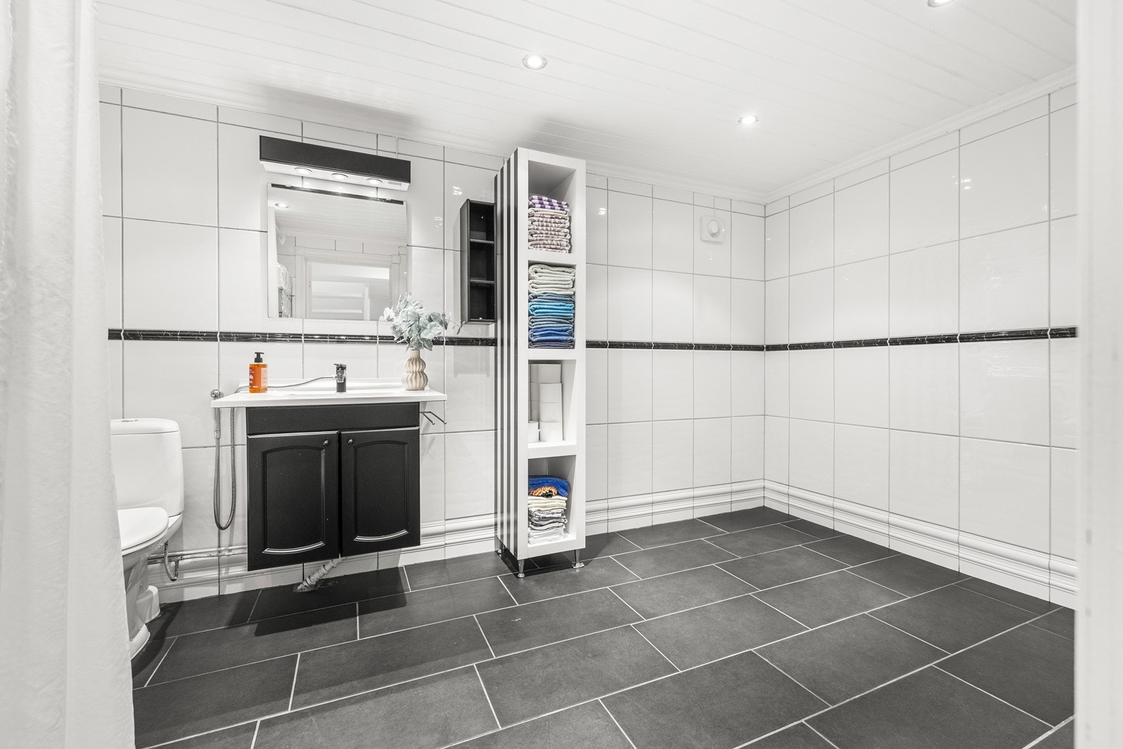 Baderommet i kjelleren er av svært god størrelse. Galleribilde