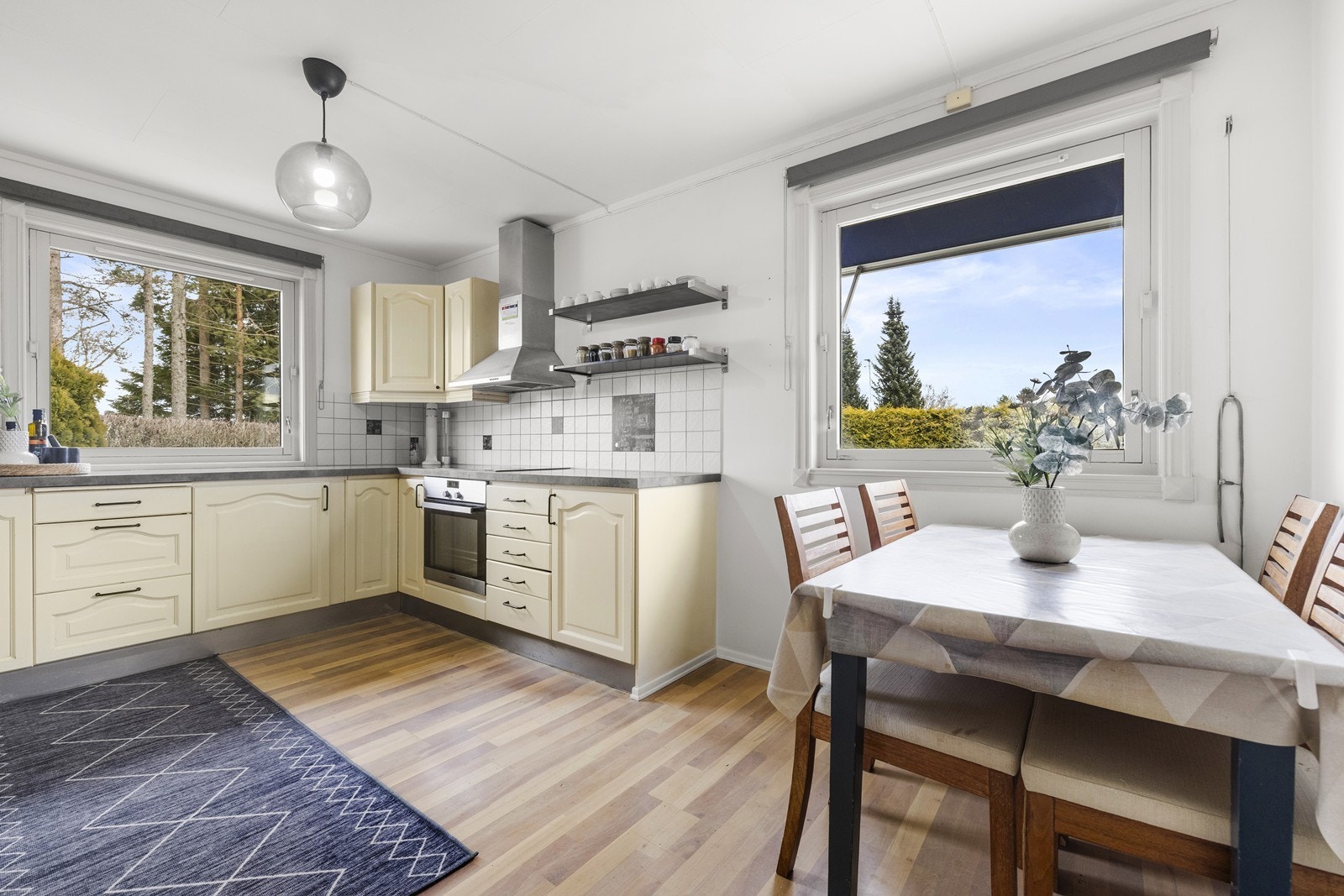 Kjøkkenet har integrerte hvitevarer som komfyr og nedfelt platetopp. Frittstående oppvaskmaskin og kjøleskap. Galleribilde