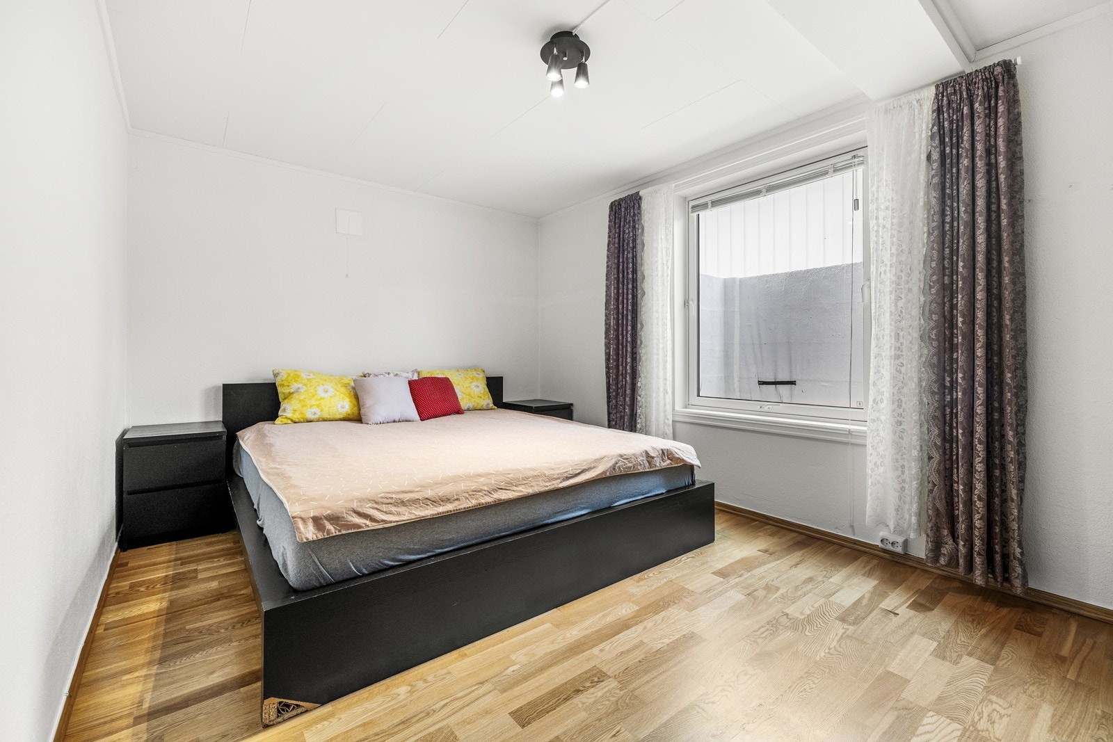 Soverom 4 ligger i kjelleren og har god størrelse med vindu og lyskasse som slipper inn rikelig med naturlig lys. Galleribilde