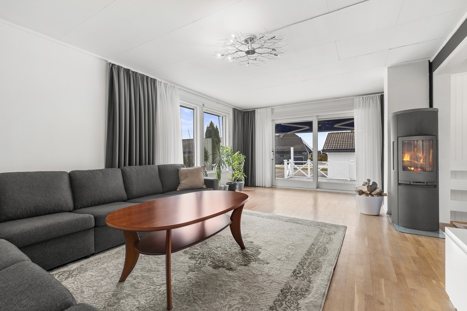 Boligen har en romslig stue med store vindusflater og direkte utgang til balkong. Galleribilde