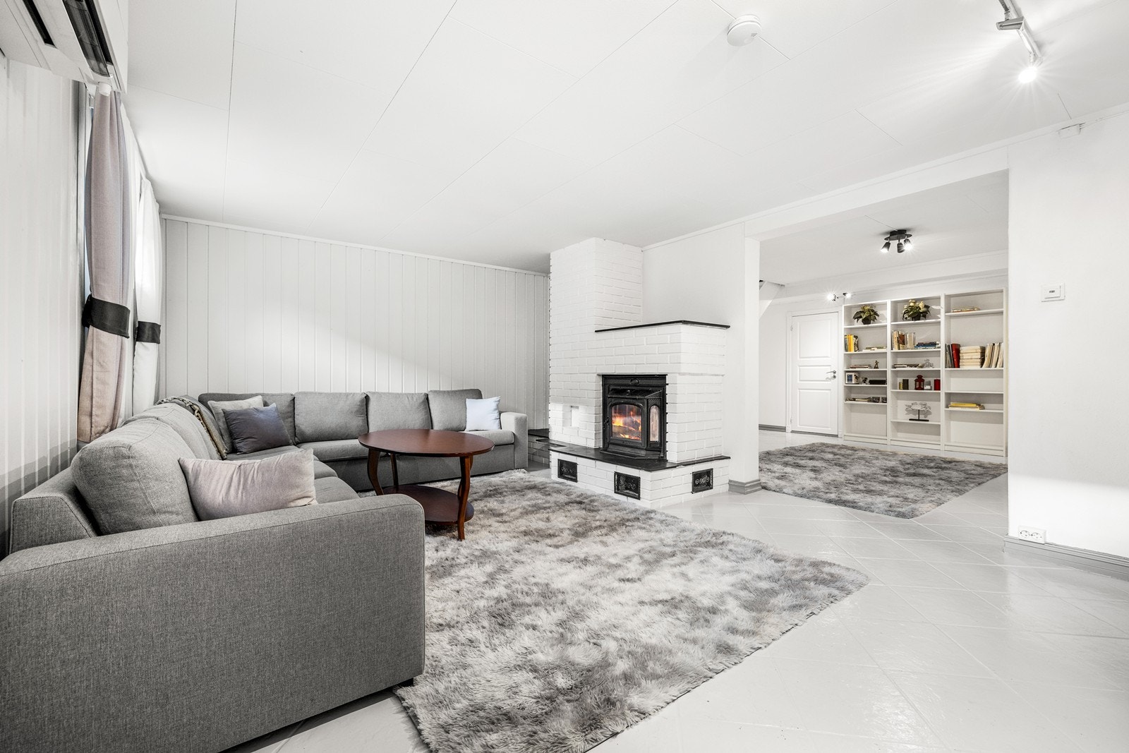 Rom i kjelleren med peis som brukes som kjellerstue i dag. Galleribilde