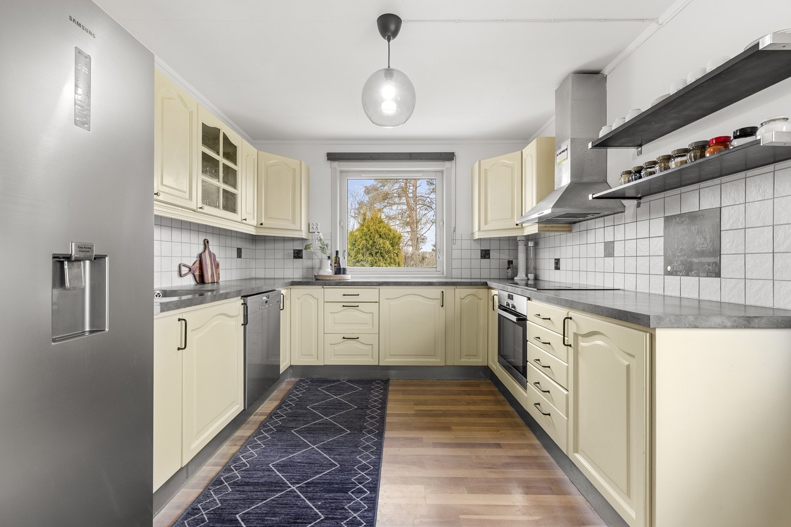 Boligens kjøkken er av god størrelse med god skap- og benkeplass. Galleribilde