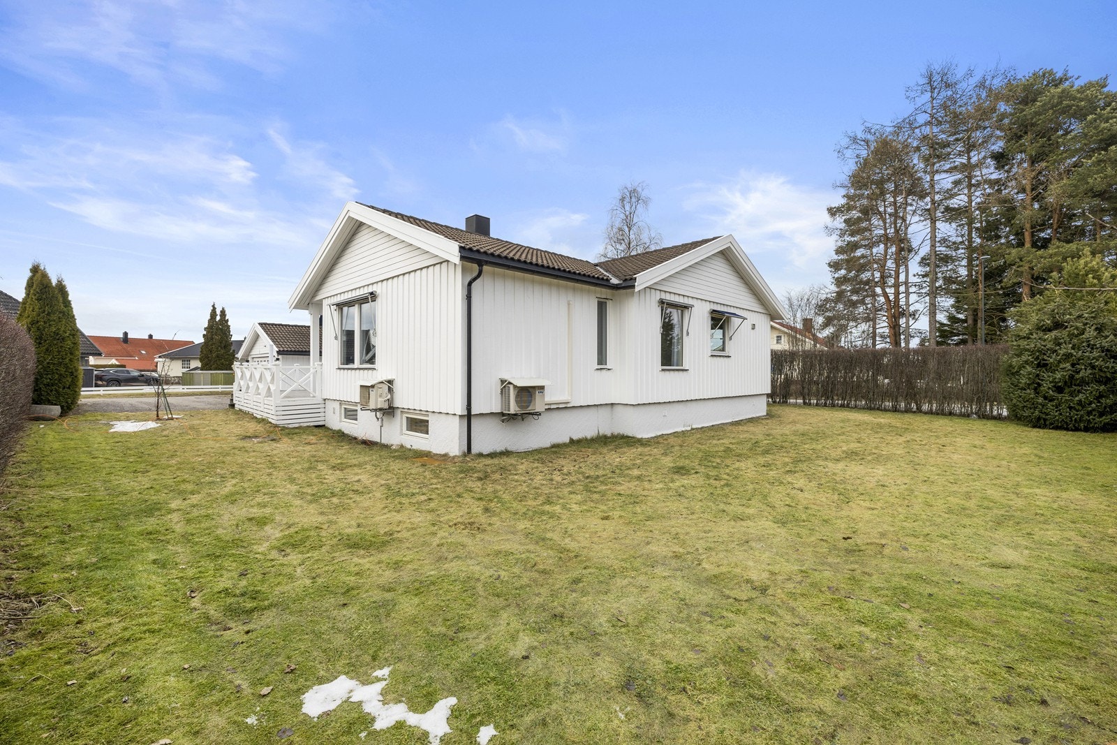 Eiendommen har en stor hage der barna kan leke i trygge omgivelser. Galleribilde