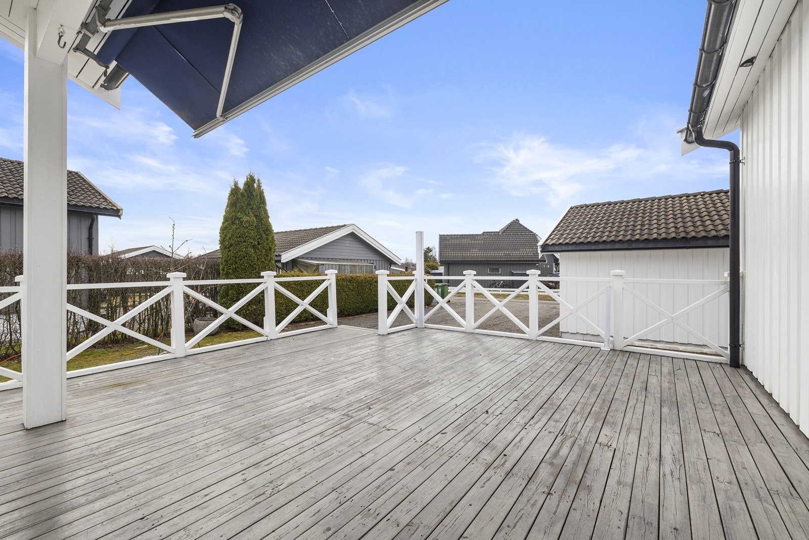 Terrassen er romslig med god plass til utemøbler og grill. Det er montert markise til skjerming for både sol og regn. Galleribilde