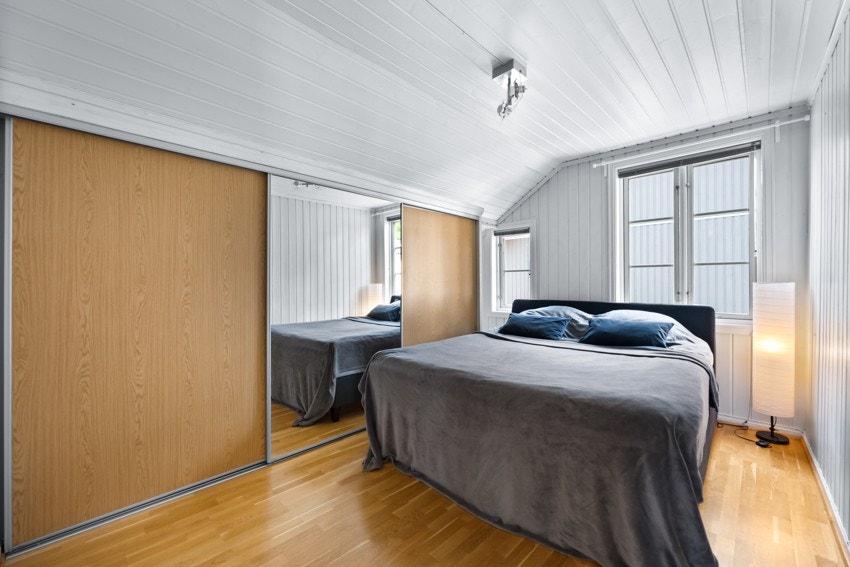 Hovedsoverom med skyvedørsgarderobe Galleribilde