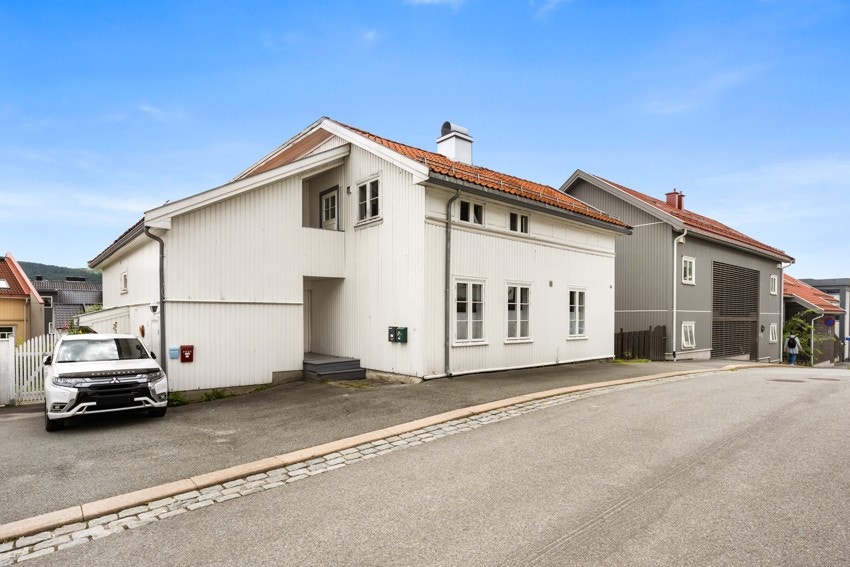 Leiligheten har en biloppstillingsplass utenfor samt en gjesteparkering Galleribilde