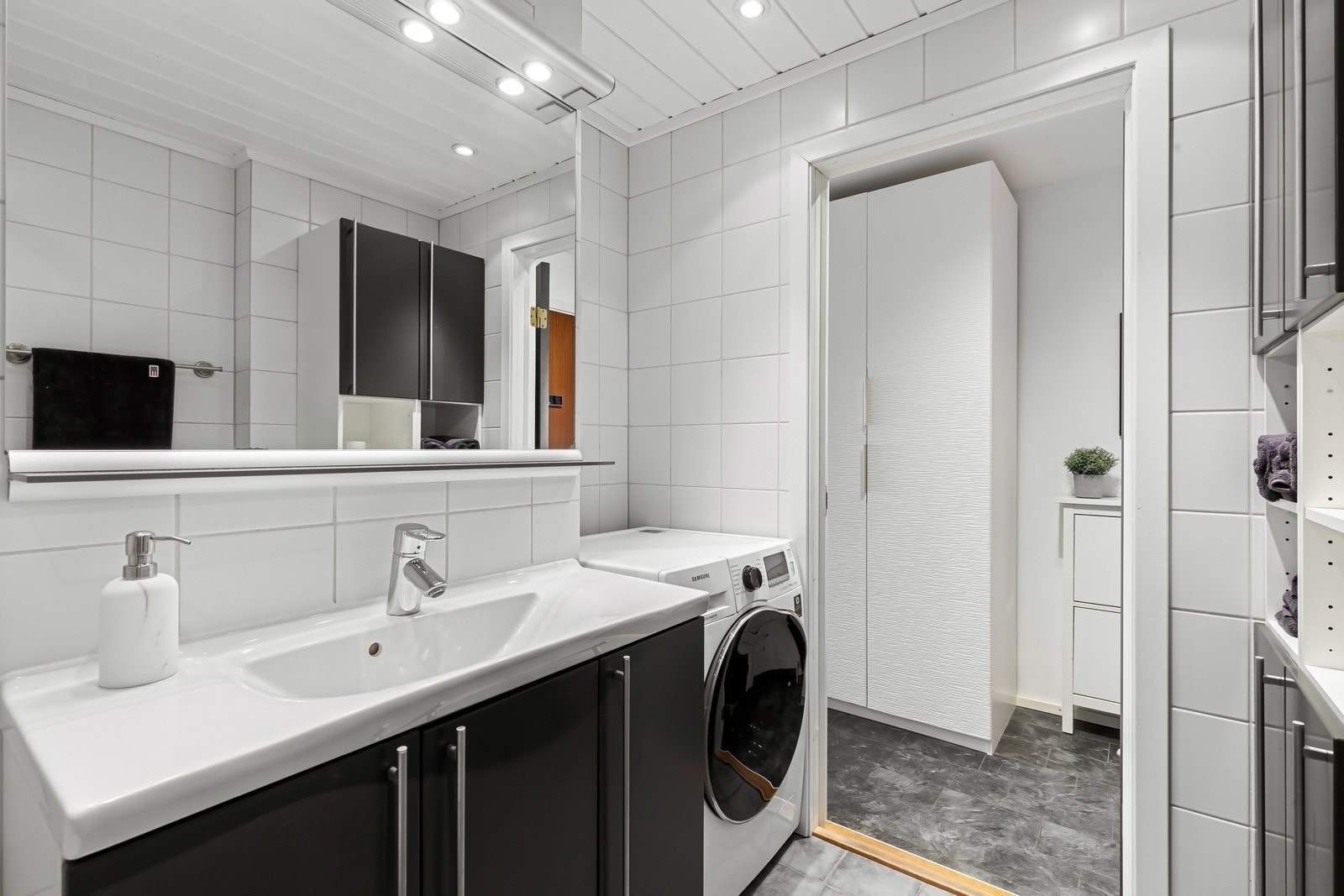 Opplegg for vaskemaskin, downlights i taket og varmekabler i gulvet Galleribilde