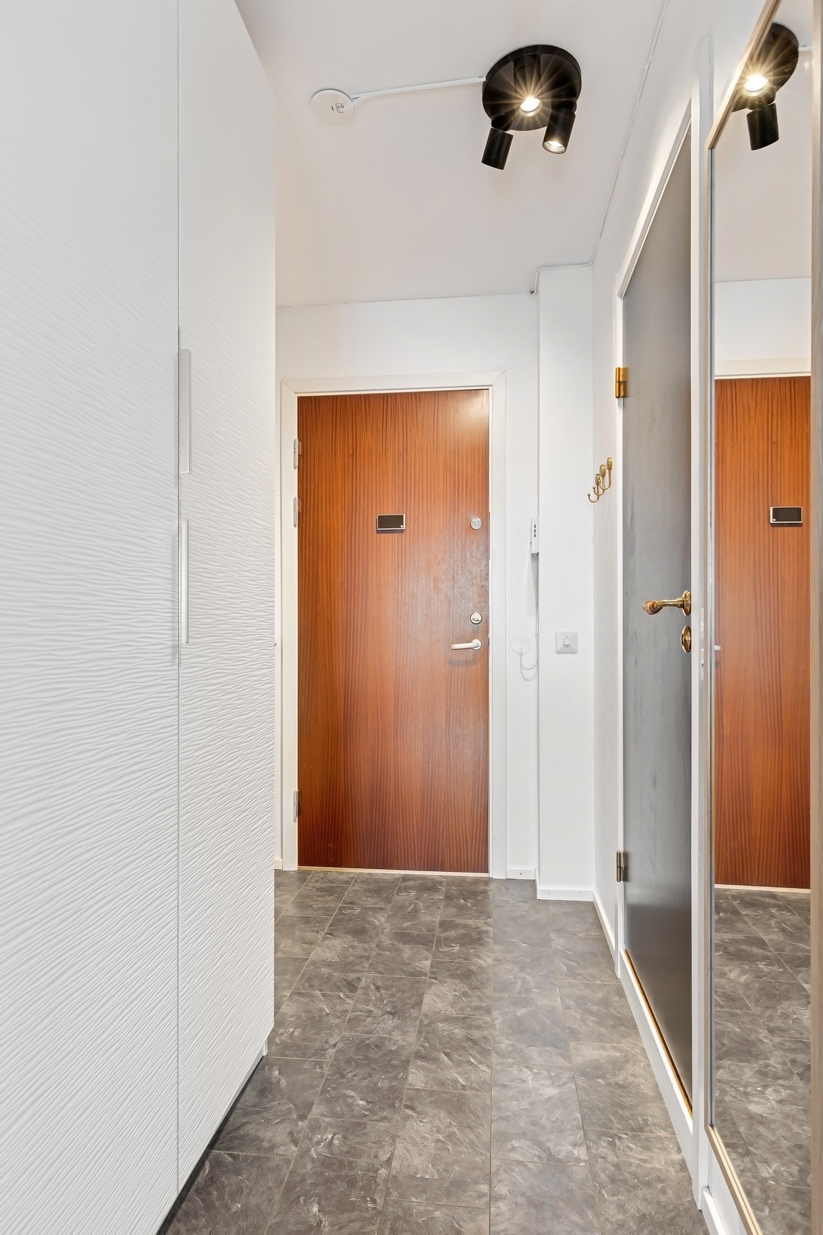 Entré med garderobe og plass til å henge fra seg yttertøy og sko. Heisadkomst til leilighetsplan Galleribilde