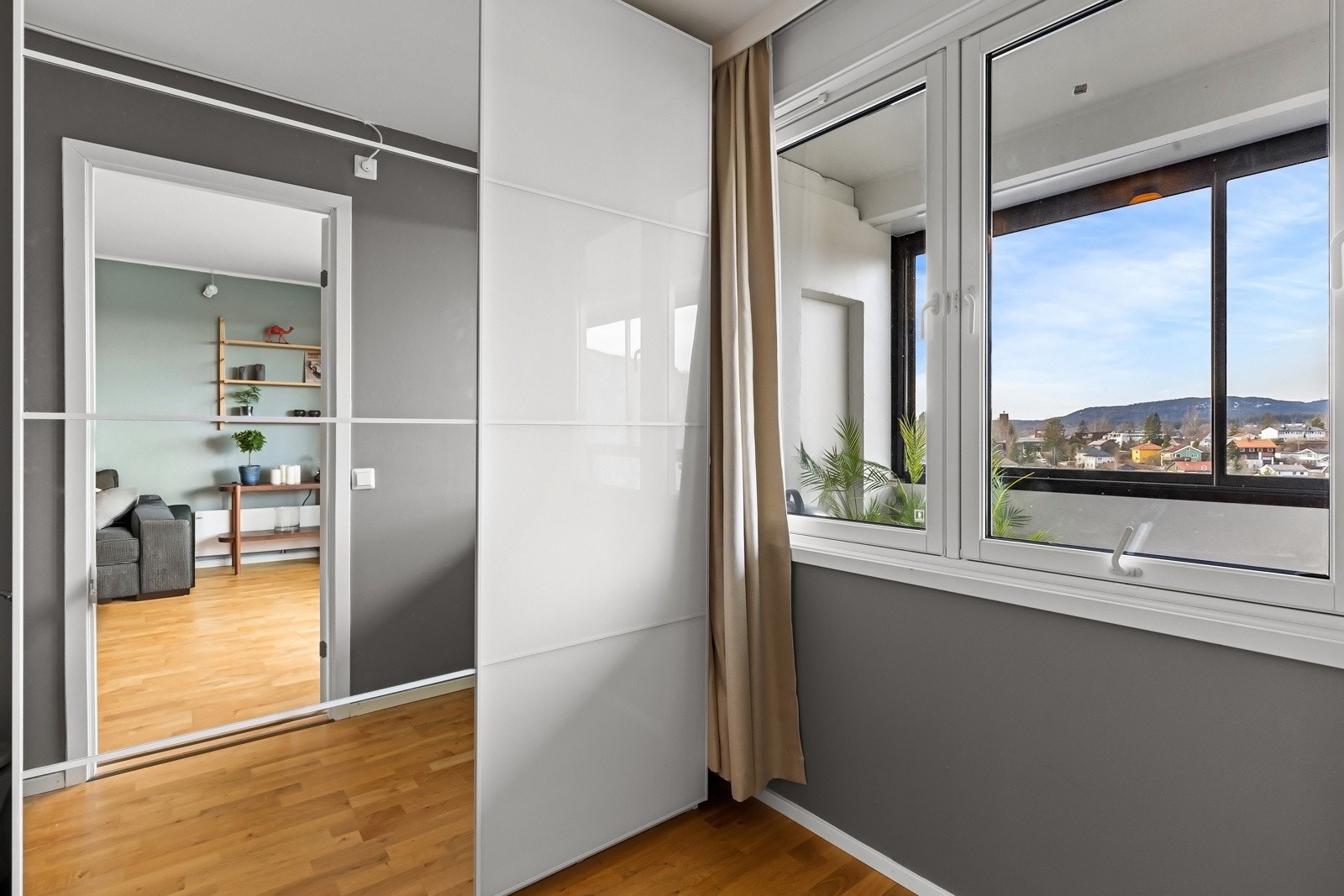 Skyvedørsgarderobe med speil gir gode oppbevaringsmuligheter Galleribilde