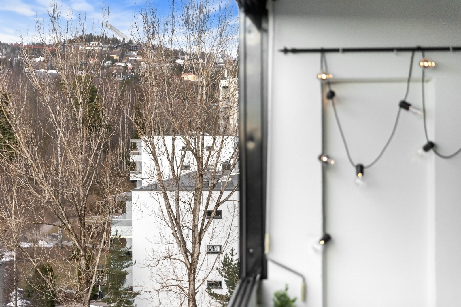 Fra balkongen har du utsikt mot Holmenkollen Galleribilde