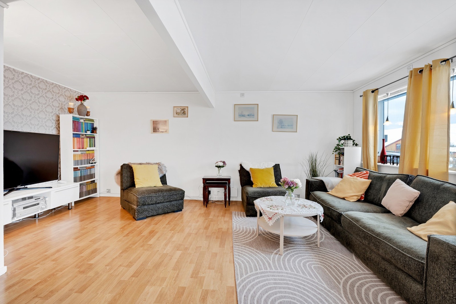 Her er det god plass til sofagruppe med diverse TV-møblement. Galleribilde