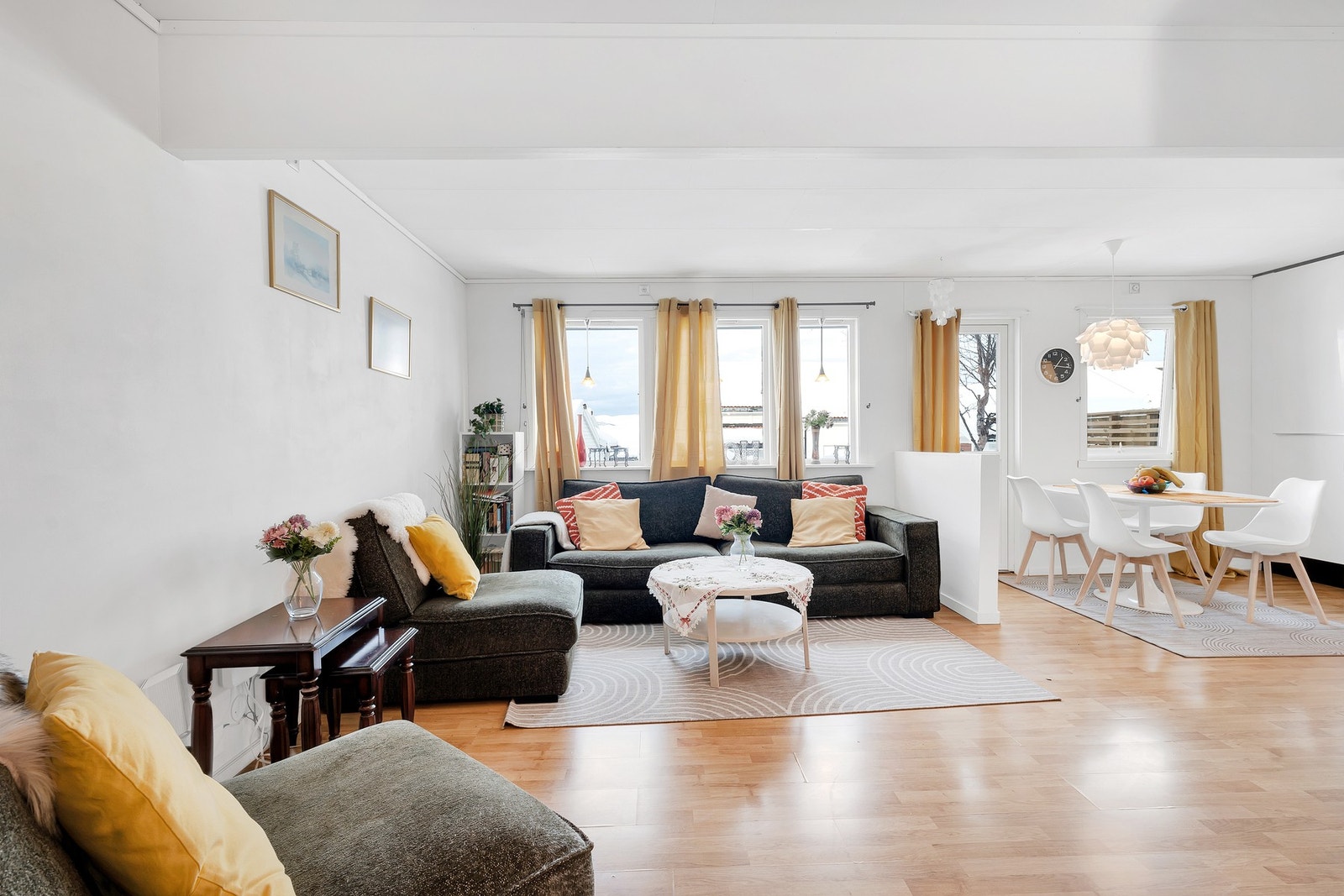 Vertikaldelt tomannsbolig med 3 soverom, 2 bad, stue, kjøkken og garasje. Galleribilde