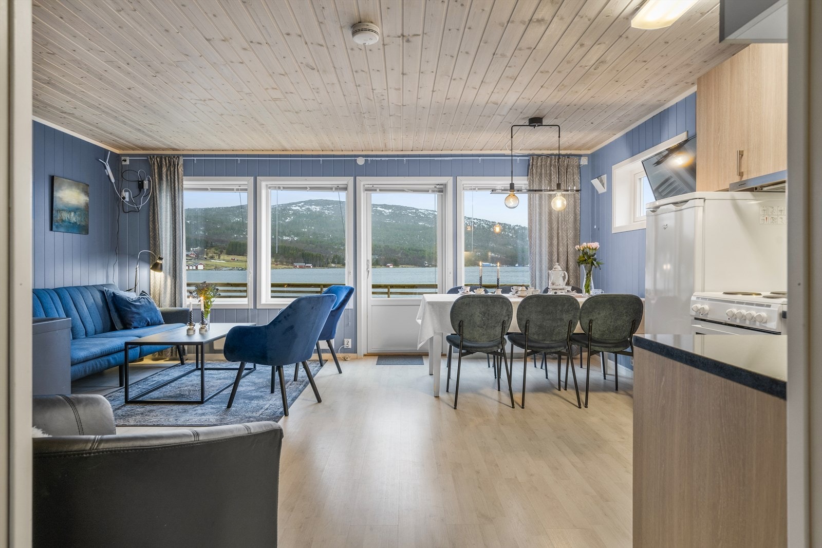 Fra stuen er det utgang til solrik veranda, stuen er også beriket med store vindusflater som gir et fantastisk lys. Galleribilde