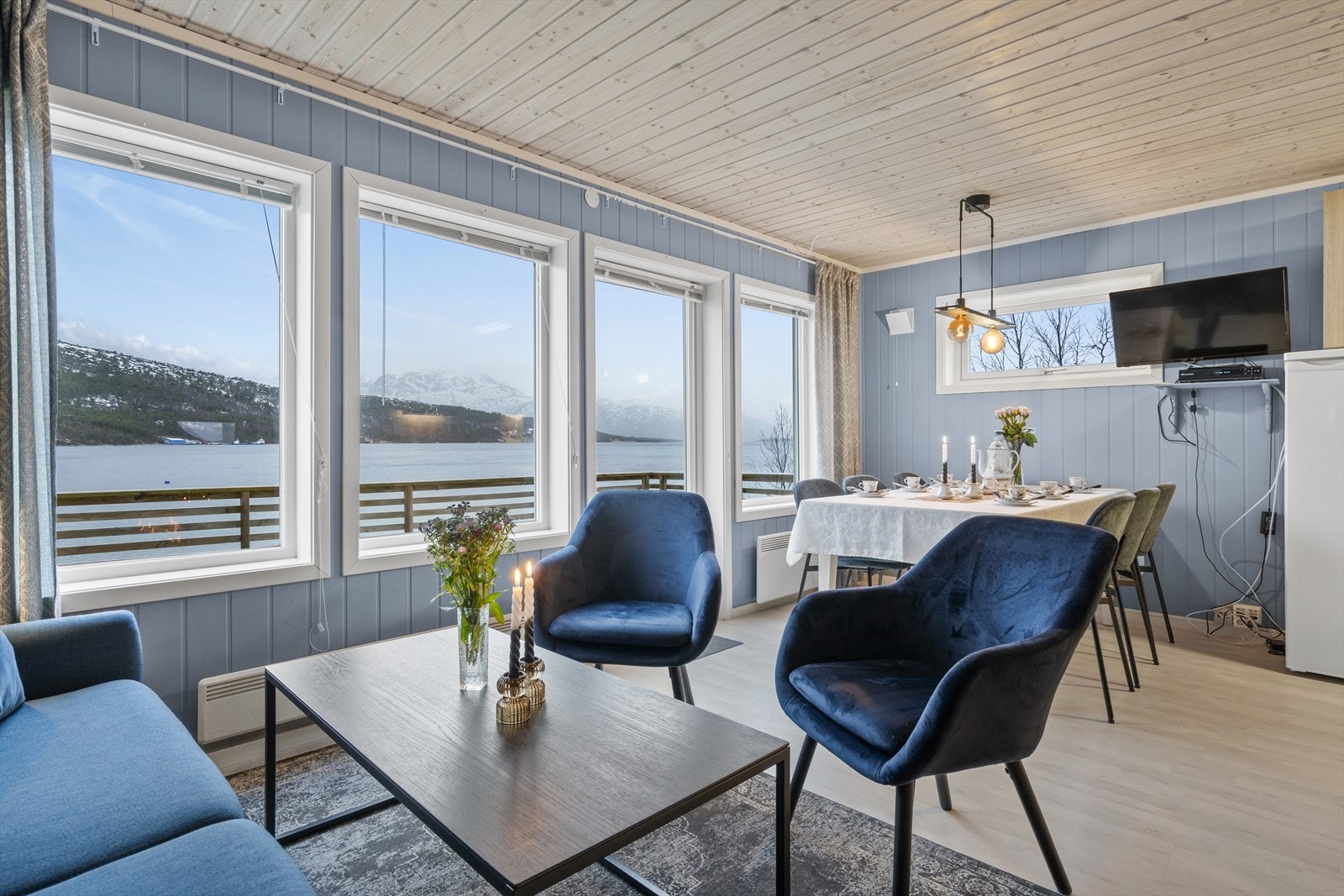 Meget pen hytte fra 2018, med lyse innvendige overflater. Galleribilde