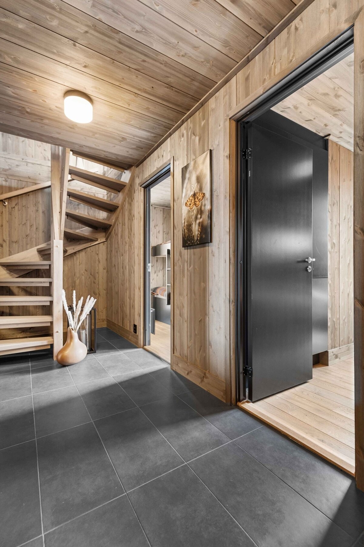 Foto fra entrè i sokkeletasjen i en oppsatt Vy Galleribilde