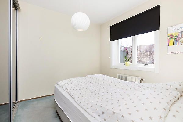 Soverom, her er det lagt parkett. Galleribilde