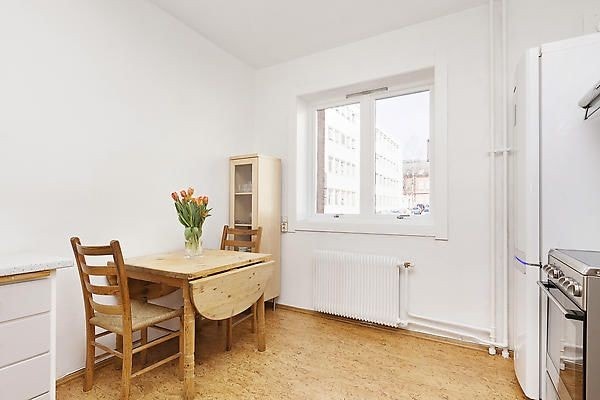 Kjøkken med plass til kjøkkenbord. Galleribilde