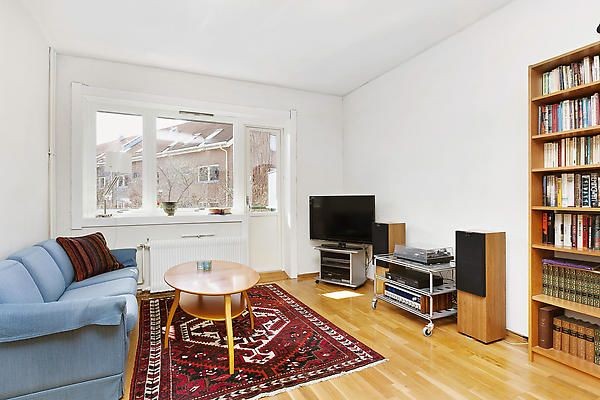 Lys stue med utgang til balkong. Galleribilde