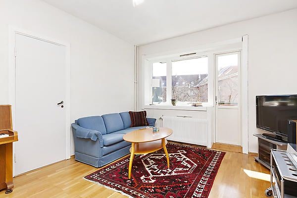 Stue med med utgang til balkong. Galleribilde