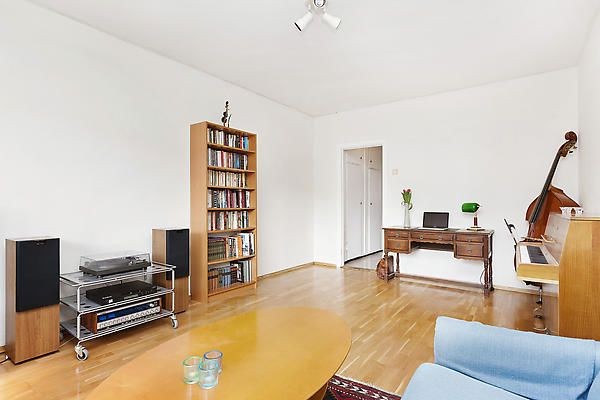 Romslig stue med plass til både sofagruppe og spisebord. Galleribilde