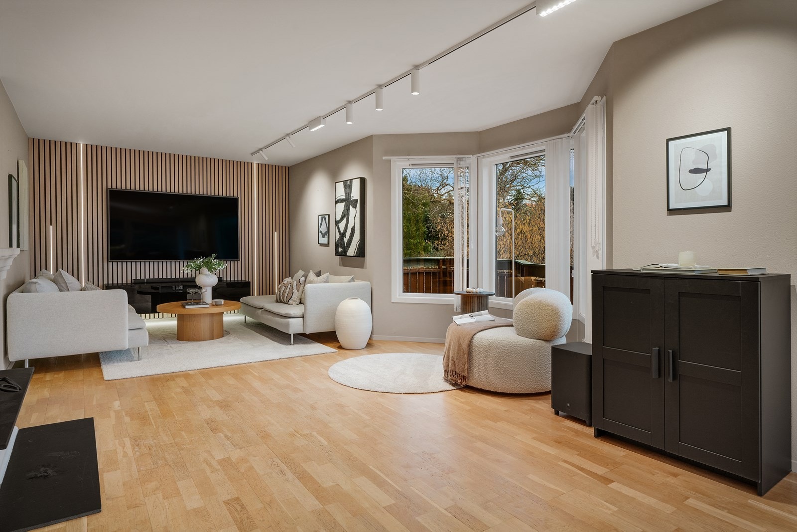 - Velkommen inn i en lys og moderne stue på hele 43,3 m² - Galleribilde