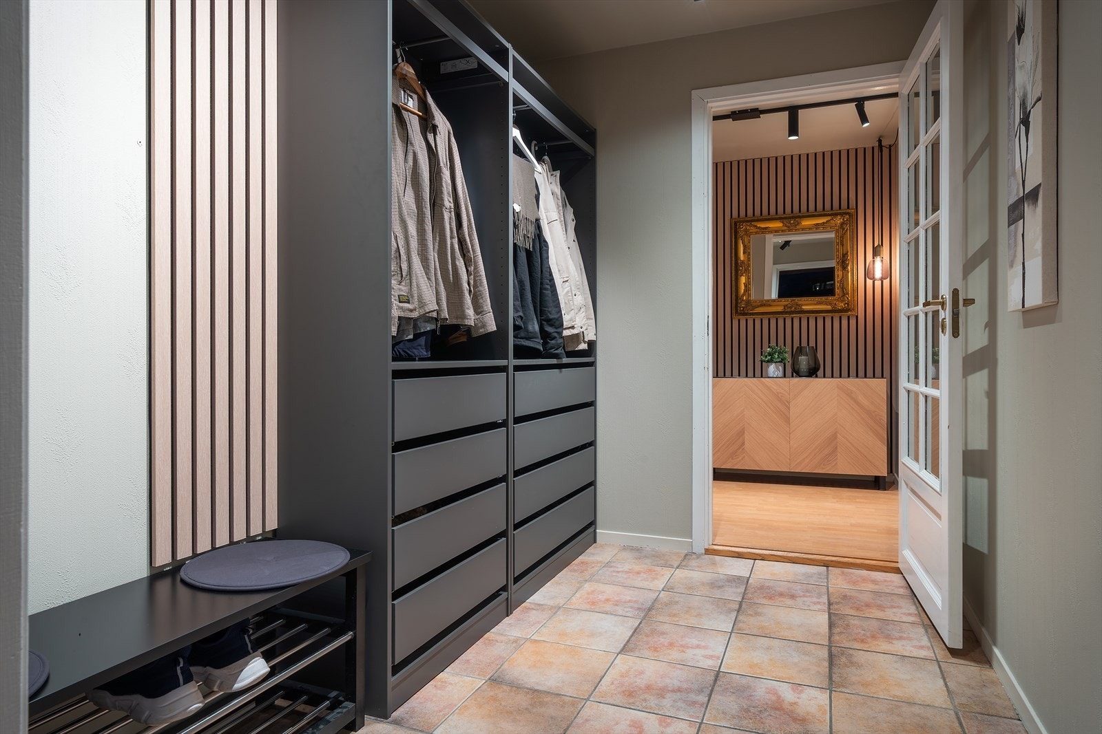 - Velkommen inn i en entré på 5,4 m² - Galleribilde