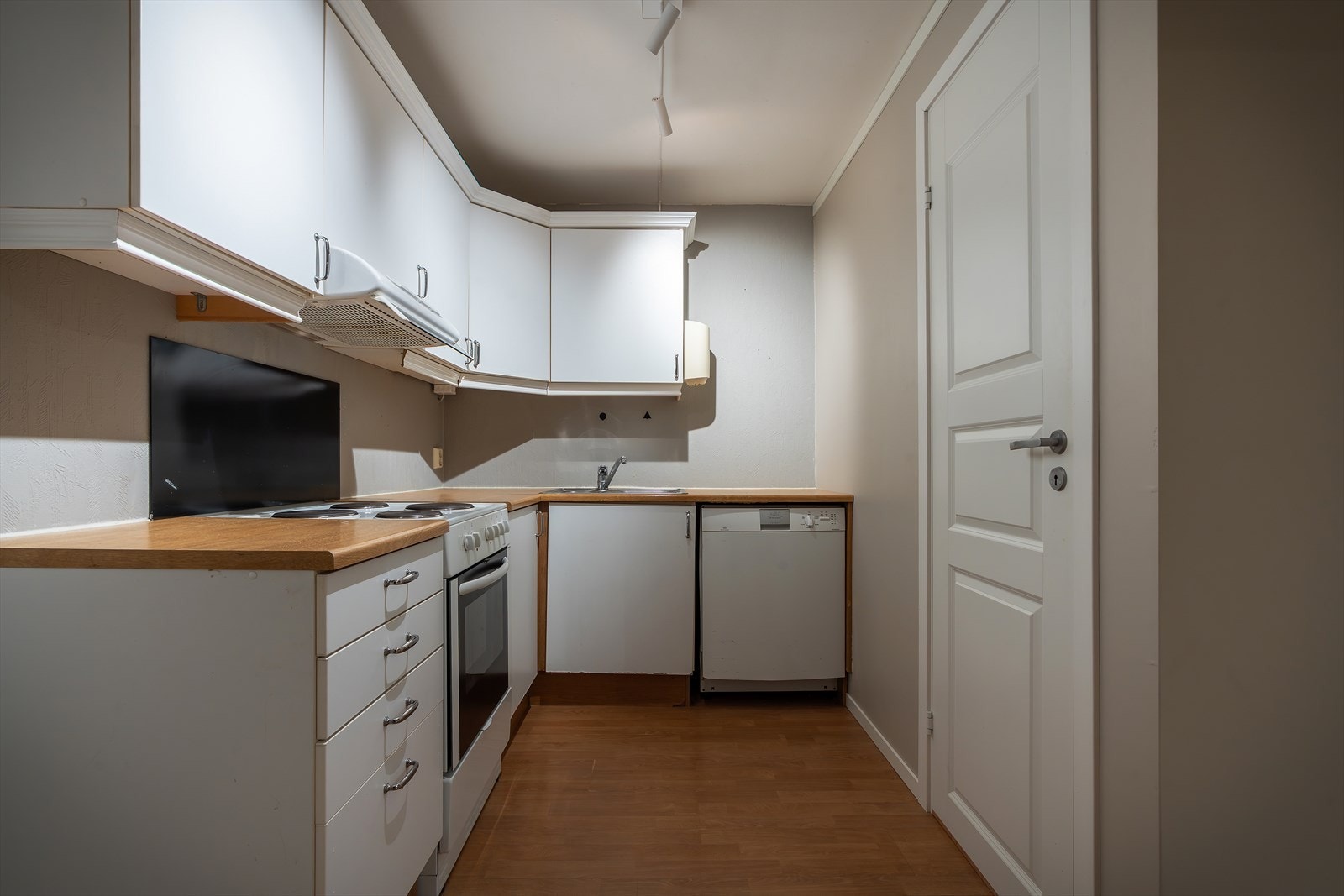 - Kjøkkeninnredning med slette fronter og benkeplate av laminat - Galleribilde