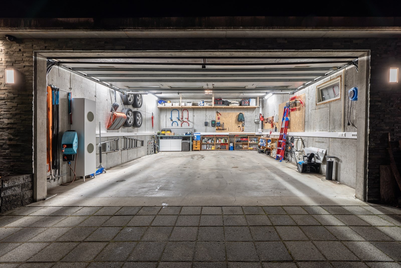 - Stor dobbelgarasje på hele 49 m² - Galleribilde