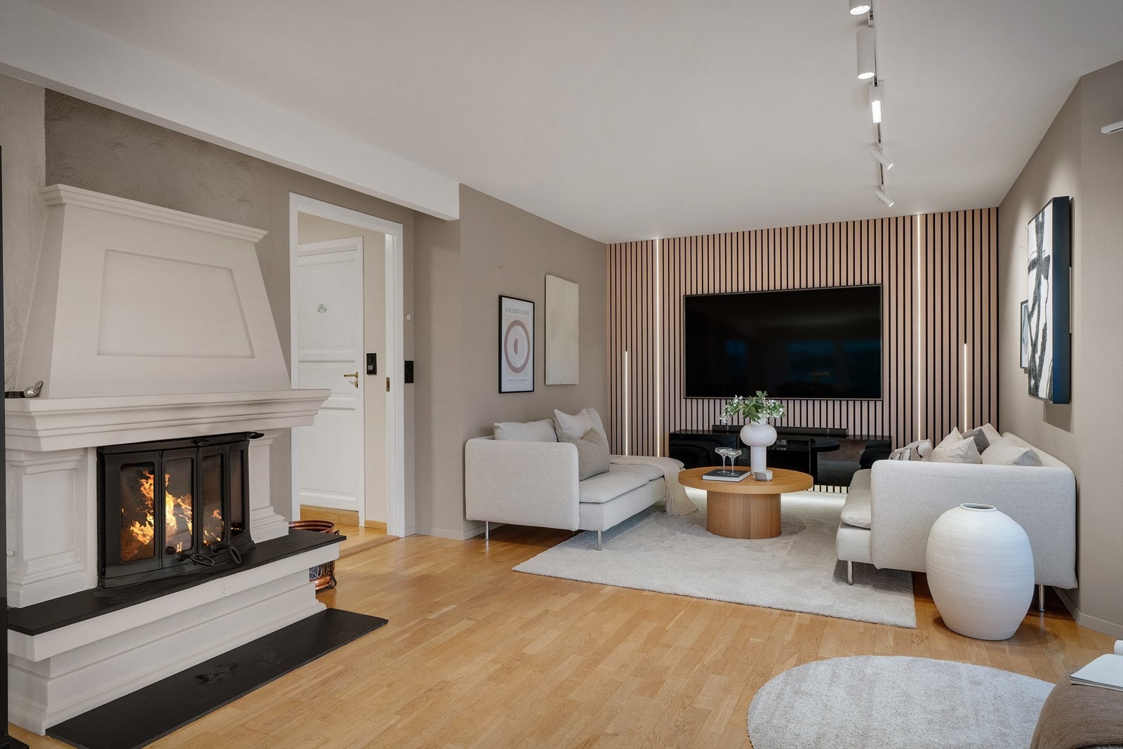 - Elegant peis som gir stuen en lun atmosfære - Galleribilde