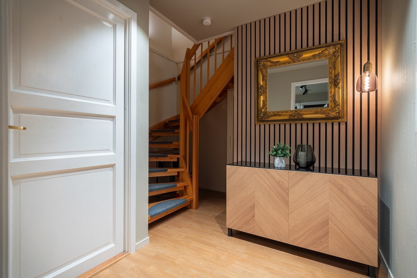 - Stilfullt design med eikespiler - Galleribilde