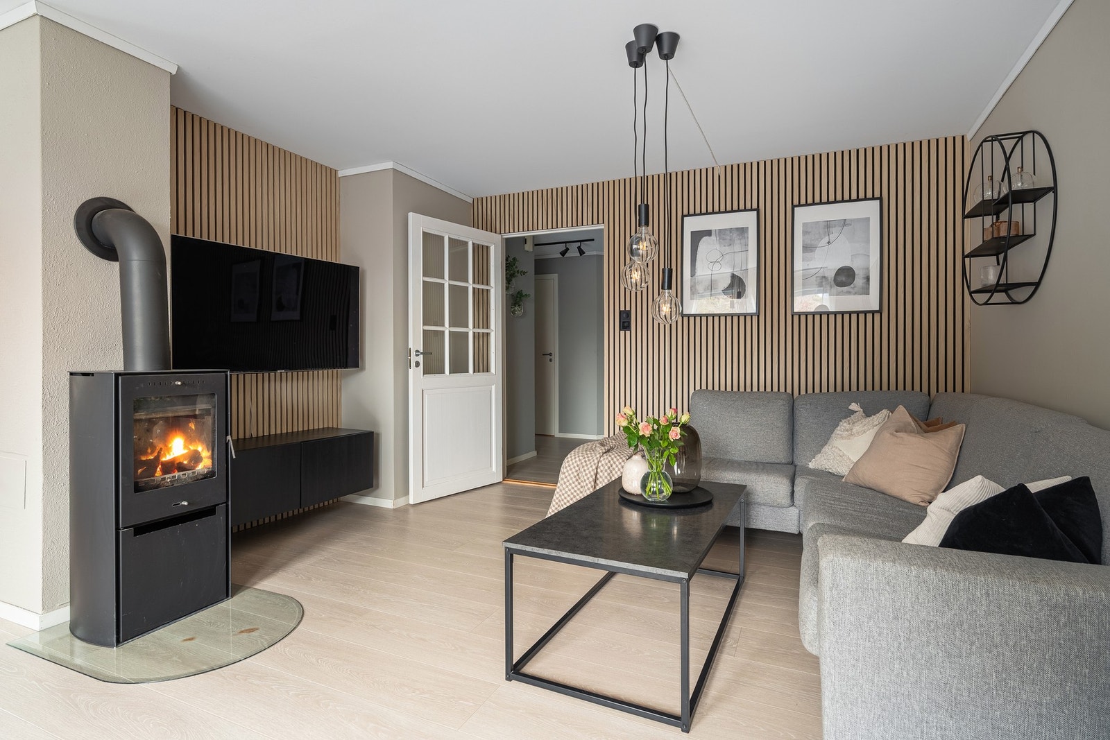 Legg merke til stilige spilevegger i stuen Galleribilde