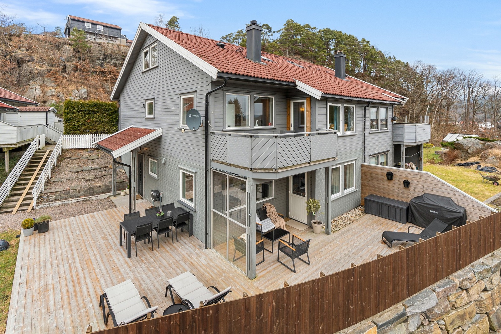 Fin uteplass med stor terrasse Galleribilde