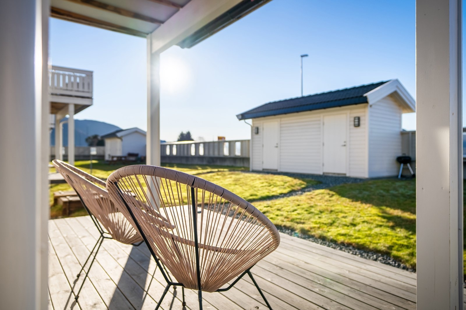 Overbygd terrasse som er skjerma frå omgivelsane. Sportsbod i bakgrunnen mot høgre Galleribilde