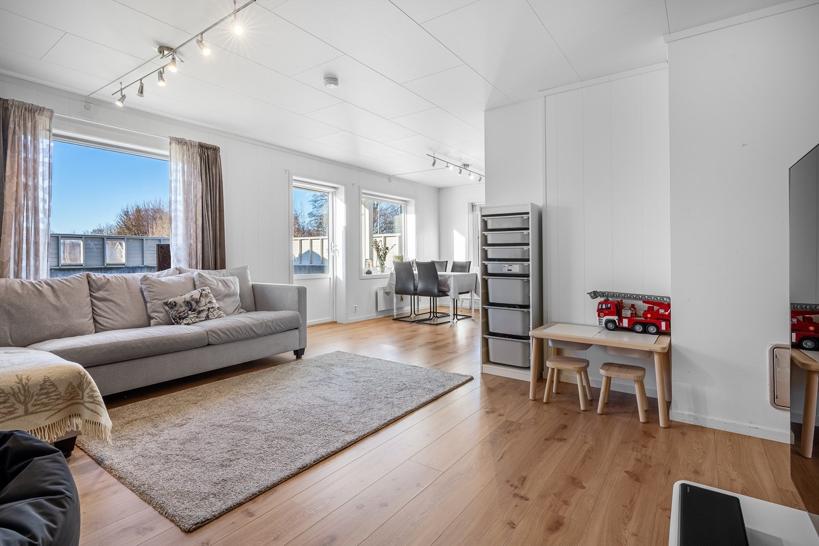 Lys og romslig stue. Galleribilde
