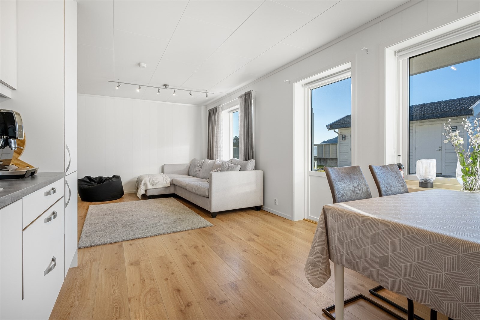 Kjøkken mot stue og utgang til skjerma terrasse Galleribilde